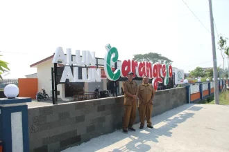 Kepala Desa Carangrejo Supriaji menunjukkan Alun-alun Desa Carangrejo. Sumber : Anggi Fridianto/Radar Jombang