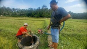 Warga di Desa Margacinta, Kecamatan Cijulang, Kabupaten Pangandaran sedang mencoba mengebor air sumur. Sumber : Istimewa