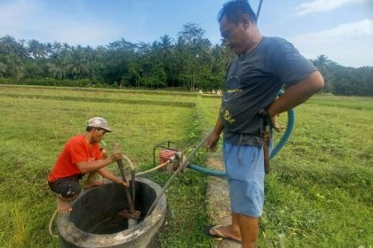 Warga di Desa Margacinta, Kecamatan Cijulang, Kabupaten Pangandaran sedang mencoba mengebor air sumur. Sumber : Istimewa