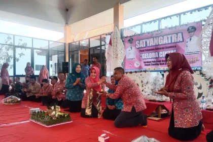 Bupati Ikfina Fahmawati hadir di tengah masyarakat Desa Nogosari memberikan sosialisasi Gelora Cinta, pekan lalu. Sumber : Pemdes Nogosari Pacet
