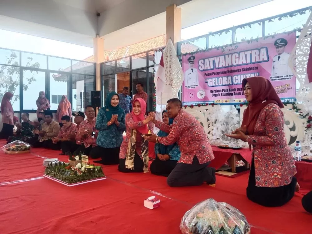 Bupati Ikfina Fahmawati hadir di tengah masyarakat Desa Nogosari memberikan sosialisasi Gelora Cinta, pekan lalu. Sumber : Pemdes Nogosari Pacet