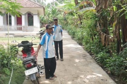 Pengecekan akses jalan yang sudah diperbaiki. Sumber : iNewsProbolinggo.id/doni