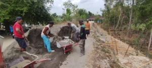 PAVINGISASI: Pemerintah Desa Dampit, Kecamatan Bringin, gencar melaksanakan pavingisasi demi kemudahan mobilitas warga. Sumber : SATRIO JATI/RADAR NGAWI