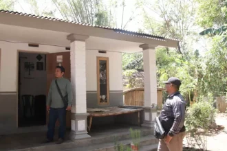 Bendahara Desa Besuk, Muhammad Badrundi depan rumah salah satu warga penerima manfaat RTLH bernama Bebun Mu`in, di Dusun Nangka, Desa Besuk, Kecam (Ardyan Aerio Saputra for Jawa Pos Radar Bromo)