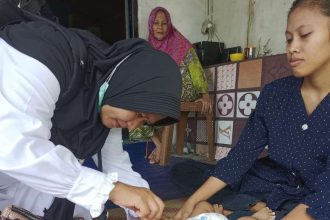 Pemberian imunisasi oleh Bidan di Desa Ceruk, Sumber: Istimewa