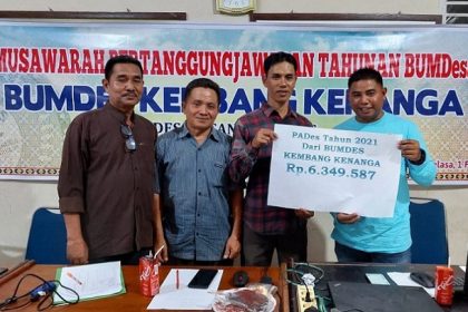 Penyerahan PADes oleh Direktur BUM Desa Kembang Kenanga kepada Kepala Desa Pisang Berebus. Sumber foto: website resmi Suara Serumpun.