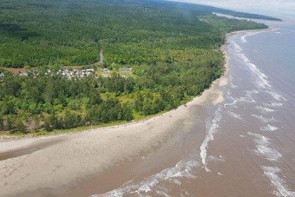 Pesisir yang indah dan hutan Keakwa. Sumber: Dok. Super APP Kompas.com