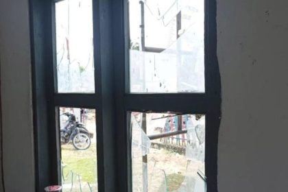 Jendela Kantor Desa Maroneng Pecah. Sumber: Istimewa