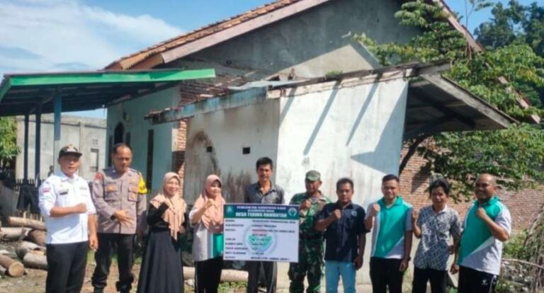 Pemerintahan Desa Tebing Rambut, Babinkamtibmas dan Babinsa saat meninjau perbaikan jamban. Sumber: rri.co.id