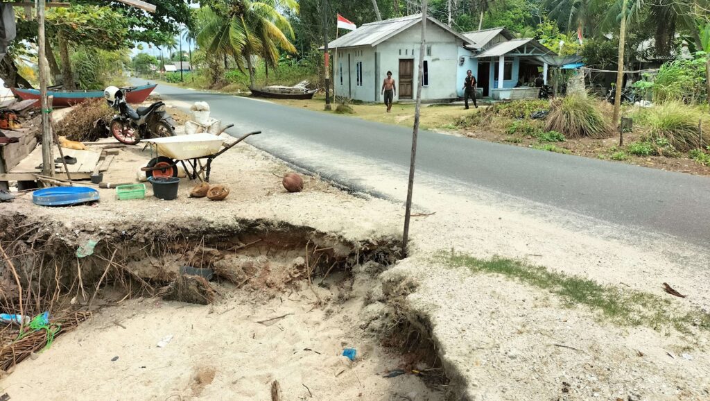 Wilayah pesisir Pantai Lingga mengalami abrasi. Sumber: rri.co.id