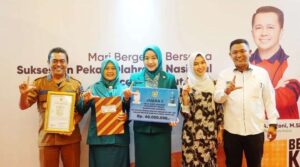 Foto bersama usai menerima penghargaan di Ballroom Sudirman: Sumber: Istimewa