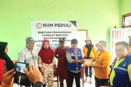 Penyaluran bantuan korban banjir di Desa Rua, Kota Ternate. Sumber : haluanindonesia.co.id.