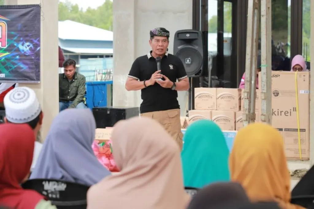 Gubernur Kaltara, Zainal A. Paliwang, memberikan arahan pada kunjungan kerjanya di Desa Bambangan, Sebatik Barat.