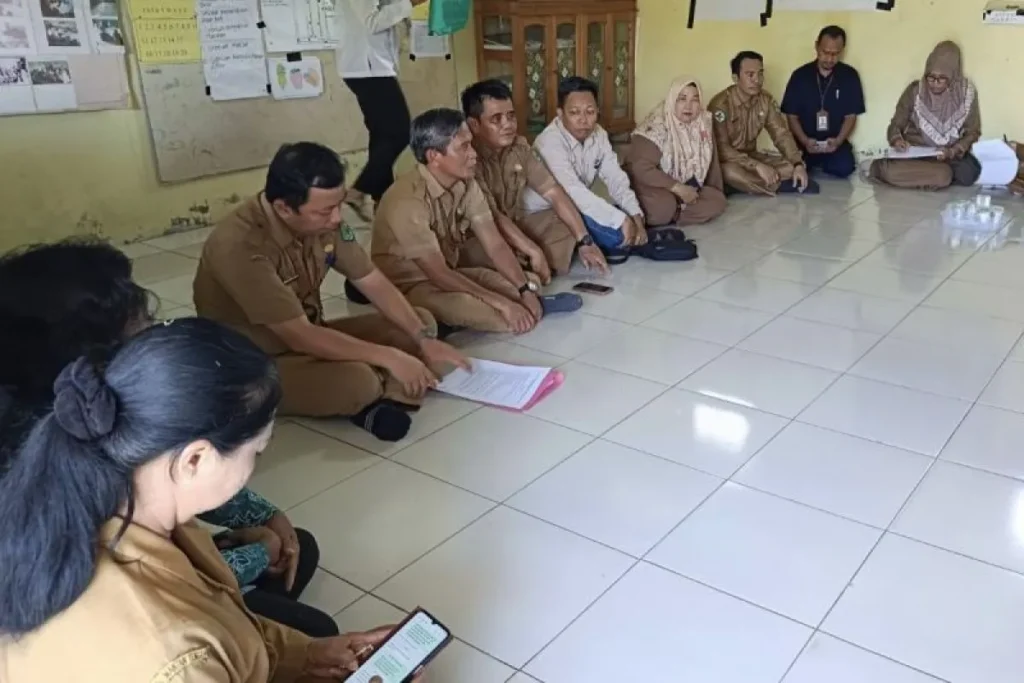 Jajaran DPMD Kapuas melakukan penilaian dan evaluasi di salah satu posyandu desa di Kecamatan Tamban Catur.