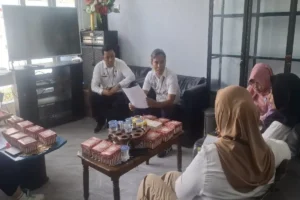 Kepala DPMD Kabupaten Kapuas, didampingi Kabid Kelembagaan Masyarakat Desa DPMD Kapuas, saat memimpin rapat persiapan mengikuti lomba penilaian Posyandu Seger Waras, ke tingkat Provinsi Kalteng.