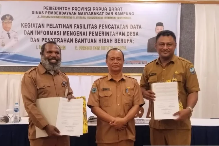 Asisten III Setda Provinsi Papua Barat bersama Kepala Dinas PMK Papua Barat seusai memberikan pemaparan pada kegiatan peningkatan kapasitas kader kampung di Manokwari. Sumber : Antaranews.com