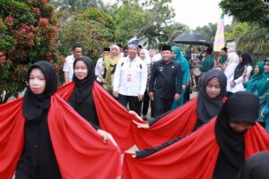 Wakil Bupati Siak, Husni Merza menyambut kedatangan Tim Penilaian Lomba Desa. Sumber: Riau1.com