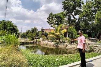 Pemdes Undaan Kidul sedang menunjukkan lokasi yang akan dijadikan sebagai wisata pemancingan belum lama ini. Sumber : Dyah Nurmaya Sari/JogloJateng