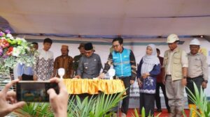 Bupati Kutim Ardiansyah Sulaiman bersama manajemen PLN melakukan peresmian nyalaa listrik 24 jam di Desa Pengadan.