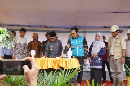 Bupati Kutim Ardiansyah Sulaiman bersama manajemen PLN melakukan peresmian nyalaa listrik 24 jam di Desa Pengadan.