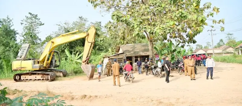 Survei lokasi jalan Desa Karang Rejo yang bakal dibangun Rabat Beton. Sumber: Istimewa