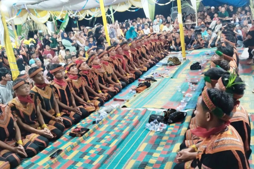 Tari Saman yang digelar Dua Desa di Kabupaten Aceh Tenggara. Sumber: acehonline.com