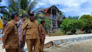 Salah satu warga Desa Kerta Bumi, Kecamatan Kuaro memberikan tangkapannya terkait pembangunan infrastruktur jalan di desanya saat kunjungan Bupati Paser.