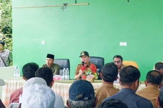 Bupati Paser, Fahmi Fadli saat bertemu dengan masyarakat di kantor Desa Pasir Mayang dalam rangka monitoring dan evaluasi program Paser MAS.