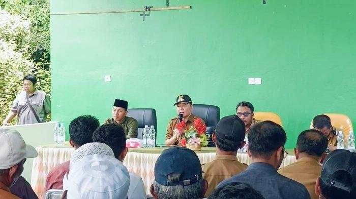 Bupati Paser, Fahmi Fadli saat bertemu dengan masyarakat di kantor Desa Pasir Mayang dalam rangka monitoring dan evaluasi program Paser MAS.