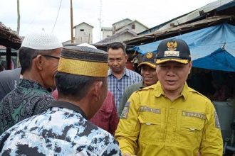 Bupati Paser, Fahmi Fadli saat mendengar keinginan dan harapan dari masyarakat saat Kunjungan Kerja (Kunker) Evaluasi dan Monitoring program Paser yang Maju.