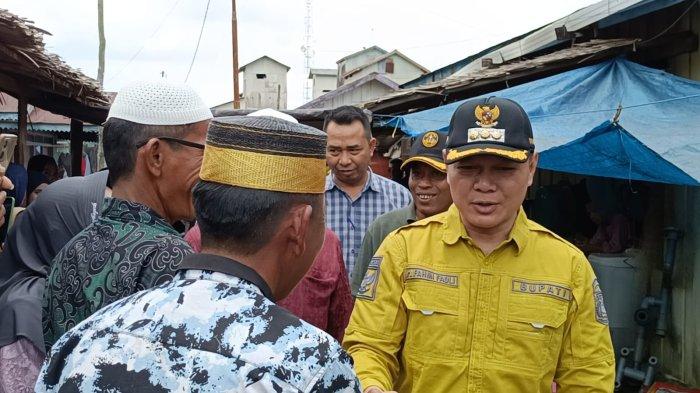 Bupati Paser, Fahmi Fadli saat mendengar keinginan dan harapan dari masyarakat saat Kunjungan Kerja (Kunker) Evaluasi dan Monitoring program Paser yang Maju.