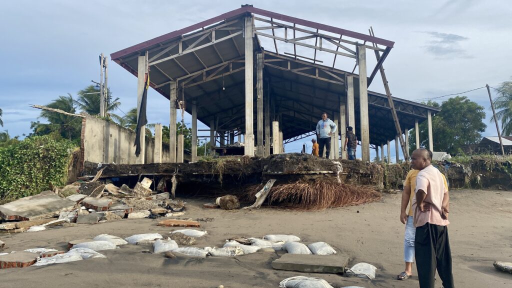 Kondisi pesisir pantai yang terancam abrasi. Sumber: AJNN.net