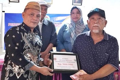 Serah terima BLT DD kepada KPM di Desa Botubarani. Sumber: hargo.co.id