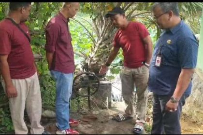 Ketua Kelompok Tani M. Nawawi Usman, (pakai topi hitam) menunjukkan 1 unit mesin pompa bantuan dari Direktorat Jenderal Prasarana dan Sarana, Kementan RI. Sumber:rri.co.id