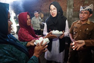 Bupati Ipuk saat berinteraksi dengan warga disela acara Bunga Desa. Sumber : Humas Kab Banyuwangi.