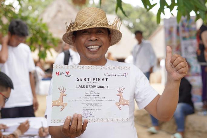 Salah satu pelaku ekraf Lombok. Sumber foto : BeritaTrans