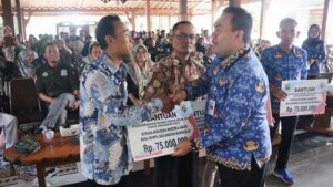 Bupati Blora, Dr. H. Arief Rohman saat memberikan bantuan senilai Rp75 Juta kepada empat BUMD. Sumber : nyalanusantara.com