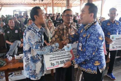 Bupati Blora, Dr. H. Arief Rohman saat memberikan bantuan senilai Rp75 Juta kepada empat BUMD. Sumber : nyalanusantara.com