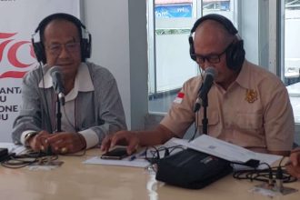 Pj. Kepala Desa Loloanaa, Lolomoyo Aroziduhu Zega, bersama Ketua BPD Desa Loloanaa Lolomoyo Yatieli Zega. Sumber: rri.co.id