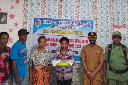 Kepala Kampung Kamandutetar, Frengky Tuturop bersama aparat kampung menyalurkan BLT. Sumber : rri.co.id