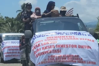 Aksi demonstrasi oleh Warga Desa Laroue. Sumber: buol.pikiran-rakyat.com.