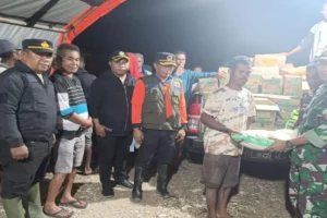 Pemerintah Kabupaten Timor Tengah Selatan menyerahkan bantuan darurat kepada korban banjir di Desa Bena, Kecamatan Amanuban Selatan. Sumber foto : AntaraNTT