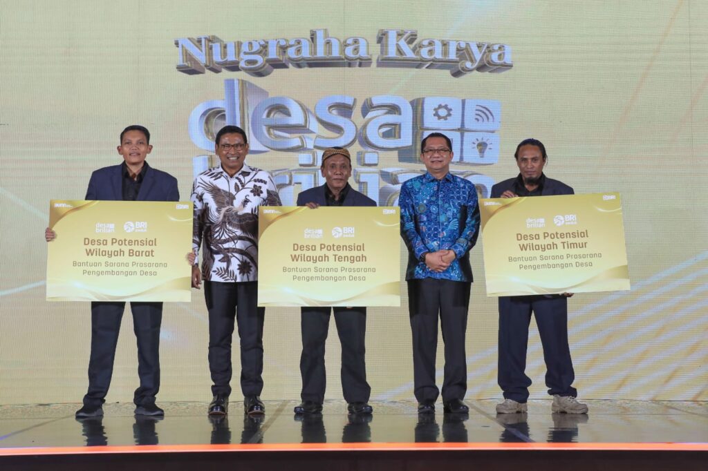 Kepala Desa Wawowae saat menerima penghargaan sebagai Desa Potensial Wilayah Tengah. Sumber foto: website resmi keuangannews.id