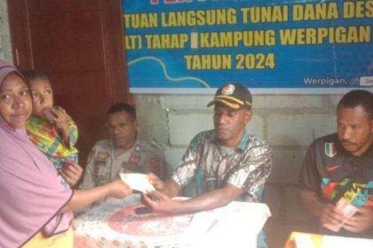 Penyaluran BLT kepada warga di Balai Kampung. Sumber : papuabarat.tribunnews.com