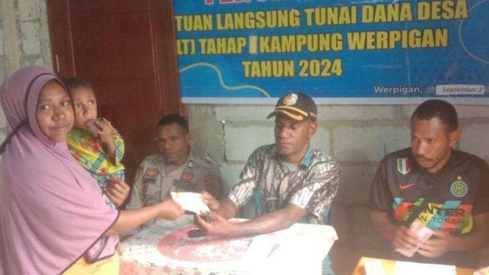 Penyaluran BLT kepada warga di Balai Kampung. Sumber : papuabarat.tribunnews.com