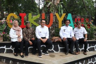 Pj Bupati Cirebon, Wahyu Mijaya mendatangi Desa Wisata Cikuya di Desa Belawa di Kecamatan Lemahabang, Kabupaten Cirebon. Sumber : jabar.tribunnews.com