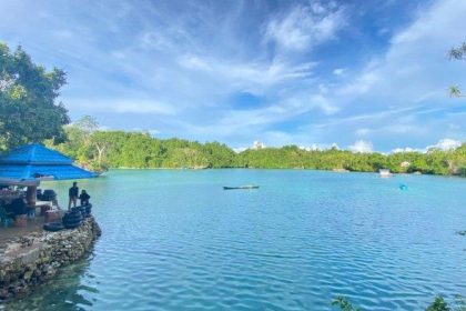 Danau Napabale di Desa Lohia. Sumber: sultra.tribunnews.com.