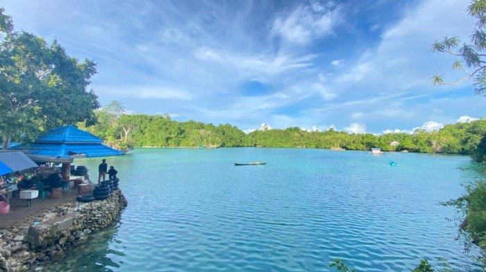 Danau Napabale di Desa Lohia. Sumber: sultra.tribunnews.com.