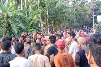 Suasana aksi demo di Kantor Desa Alur Canang. Sumber: serambinews.com