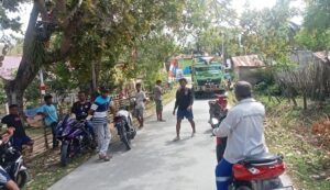 Sejumlah warga memenuhi jalan di Desa Tanjung Tiram untuk menghadang kendaraan perusahaan galangan kapal. Sumber: kendaripos.fajar.co.id